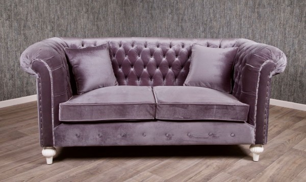 Barock Sofa Chesterfield 2-Sitzer, Repro-Antik-Design, Mahagoni massiv holz, Silbernieten, weiße Füße, Stoffbezug samt grau taupe