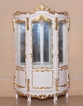 Barock Vitrine, 3-türig,Glas, lackiert in Antik-weiß mit starkem gold Dekor,Repro-Antik-Design, Mahagoni massiv holz , aufwendige Holzschnitzerei      