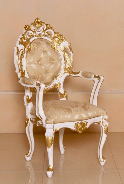 Barock Stuhl Minerva mit Armlehne ,lackiert in Antik-weiß mit starkem gold Dekor und Stoffbezug,Repro-Antik-Design
