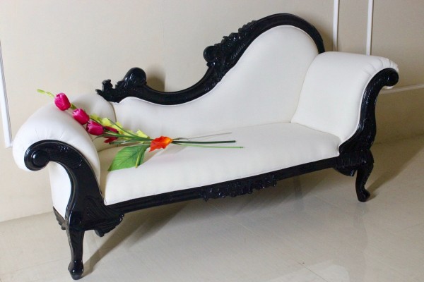 Barock Chaiselongue Sofa , Repro-Antik-Design, Gothic, Mahagoni massiv holz , weiß Kunstleder aufwendige Holzschnitzerei schwarz 